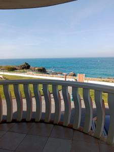 巴雷罗斯Apartamento Oceano的阳台的长凳,俯瞰着大海