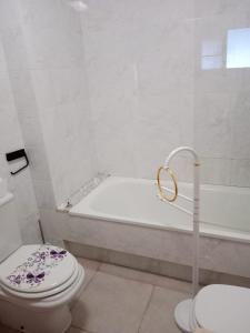 巴雷罗斯Apartamento Oceano的带浴缸、卫生间和浴缸的浴室。