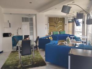 万卡约Casalos Hotel & Spa的客厅配有蓝色的沙发和桌子