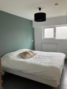 奥通Le beau petit bosquet的卧室配有白色的床和枕头