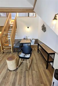 巴特萨罗皮斯库夫Victoria Suites的客房设有桌子、长凳和楼梯。