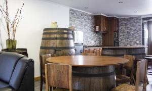 Casa Lagar de Pedra T2的厨房配有桌子和2个酒桶