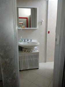 韦列Casavacanze Salento Gramsci的一间带水槽和镜子的浴室