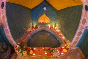 Hinojares卡萨斯克尔瓦卡索拉乡村民宿的客房享有带灯光的浴缸的顶部景致。