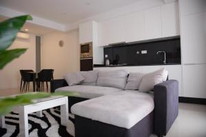 明德卢Duarte Apartments - Morabeza的客厅配有沙发和桌子