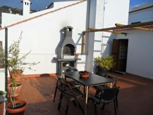 普拉多德尔雷Casa Las Lomas的一个带桌子和户外烤箱的庭院
