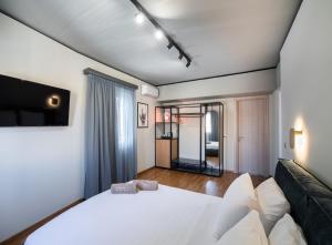 雷夫卡达镇The Secret Boutique Hotel的卧室设有一张白色大床和一扇窗户。