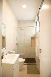 明德卢Duarte Apartments - Morabeza的带淋浴、卫生间和盥洗盆的浴室