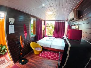 黎明之村Wow Farm House & Resort near Pondicherry的小房间设有床和黄色椅子