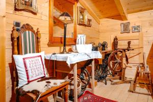 希帕赫Magdalena Hütte的小木屋内带桌子的房间