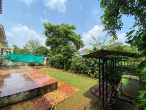 Shenwa2BHK Luxurious Villa with Pool的享有带凉棚的庭院的景色
