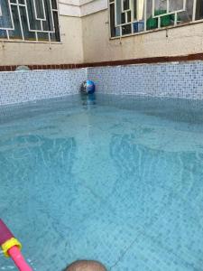Shenwa2BHK Luxurious Villa with Pool的水中的一个游泳池