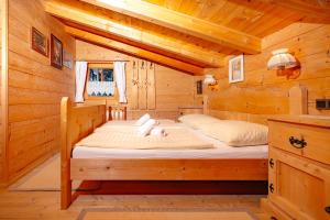 希帕赫Magdalena Hütte的小木屋内一间卧室,配有一张床