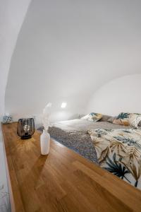 科希策Hlavna Apartment Kosice的一间卧室配有一张大床和木桌