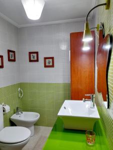 罗塔Mi rincón de Rota的绿色浴室设有水槽和卫生间