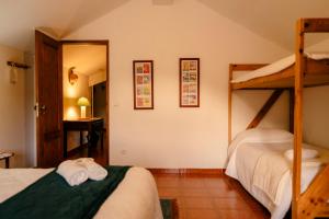 BelverA Saboeira - Turismo Rural的一间带两张双层床的卧室和走廊