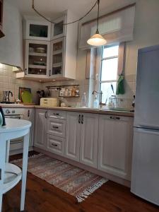 MilejczyceNa skraju lasu的厨房配有白色橱柜和白色冰箱。