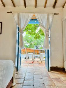 巴里查拉Casa de la Piedra的卧室设有通往庭院的门。