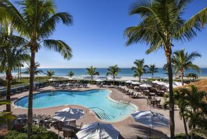 萨拉索塔丽都海滩度假酒店 - 萨拉索塔的享有游泳池和海滩的美景。