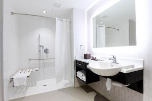 皮克灵Pickering Casino Resort的白色的浴室设有水槽和淋浴。