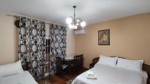 戈里察Guest House Katerina的酒店客房设有两张床和一张桌子。