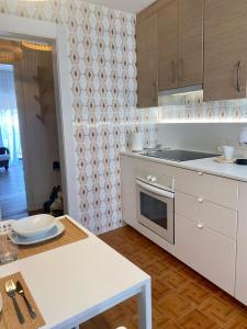 EspinardoGuest house Croqueta Espinardo的厨房配有白色橱柜和白色桌子