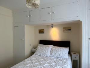 韦斯特贝The Durbeyfield Guest House的一间卧室配有一张带白色橱柜的床。