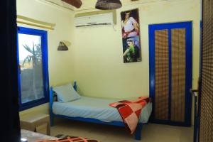 Kafr ‘AmrKamariat Tunis Bay的一间小卧室,配有一张小床和一个窗户