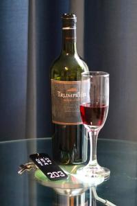 瓦努科Hotel Demetria的一瓶葡萄酒和一张桌子上的一杯