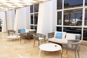 DjerbaHotel Riad Meninx Djerba的客厅配有椅子、沙发和桌子