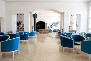DjerbaHotel Riad Meninx Djerba的一间摆放着蓝色椅子和桌子的房间