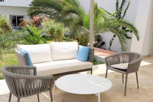 DjerbaHotel Riad Meninx Djerba的客厅配有沙发和两把椅子