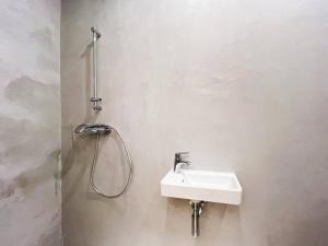 布尔诺Sauna Apartment - Brno(x) Cejl的一间带水槽和淋浴的浴室