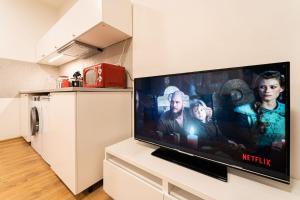 布尔诺Sauna Apartment - Brno(x) Cejl的厨房里的台面上设有大屏幕平面电视