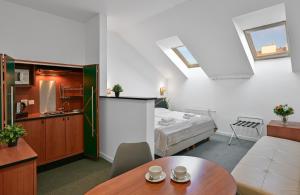 布拉格马拉斯德拉娜酒店的一间设有床铺、厨房和桌子的房间