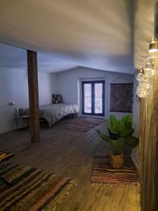 圣莱奥纳尔多德阿格Casa El Viaje的一间有床的房间,里面装有盆栽植物