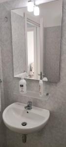圣欧费米亚拉默齐亚Le Solite Holiday Rooms的一间带水槽和镜子的浴室