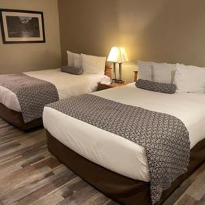 格伦伍德温泉悬湖旅馆的酒店客房,设有两张床和一盏灯