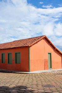 BocaiúvaCasa Maia的砖路上带窗户的橙色建筑