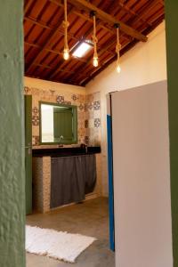 BocaiúvaCasa Maia的一间带水槽和镜子的浴室