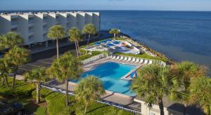 坦帕赛博特海滨套房酒店的享有毗邻大海的游泳池的顶部景致