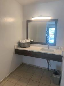 格伦伍德温泉悬湖旅馆的一间带水槽和镜子的浴室