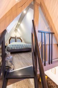 圣但尼勒蒂布Le Puits Jaune - Gîte Nature et Spa的配有两张双层床的客房的楼梯