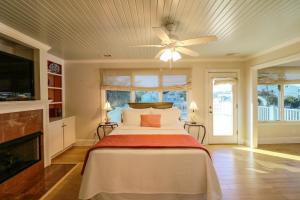 泰比岛Bella Luna的一间卧室配有一张床和吊扇