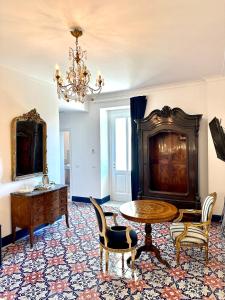 托雷德尔格雷科Villa De Cillis Carafa的客厅配有桌椅和吊灯。