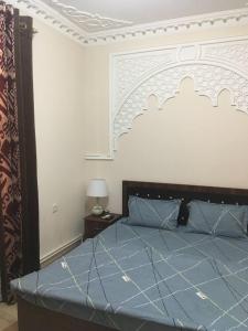 撒马尔罕Uzbek House的一间卧室配有一张蓝色的床和一个大床头板