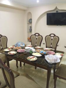 撒马尔罕Uzbek House的餐桌上放着食物盘
