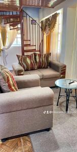 乔治敦Odyssey Suites Loft Apartment的客厅配有两张沙发和一张桌子