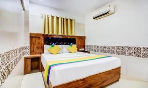 孟买KALPANA RESIDENCY - Near US Embassy的卧室配有一张床