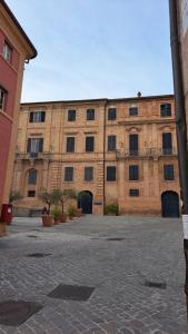 雷卡纳蒂La Casetta di Zia Palmina的一座带门窗的大型砖砌建筑